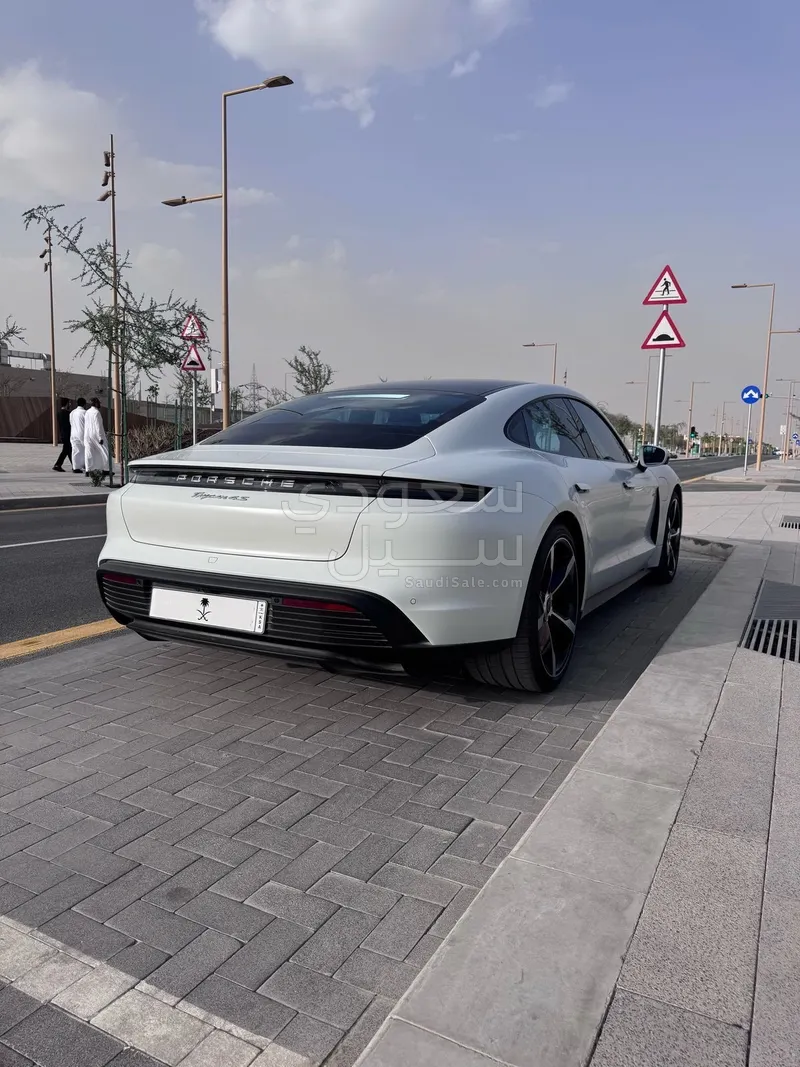 2024 بورش تايكان 4إس