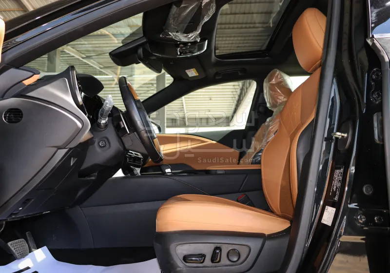 2024 لكزس أر إكس 350