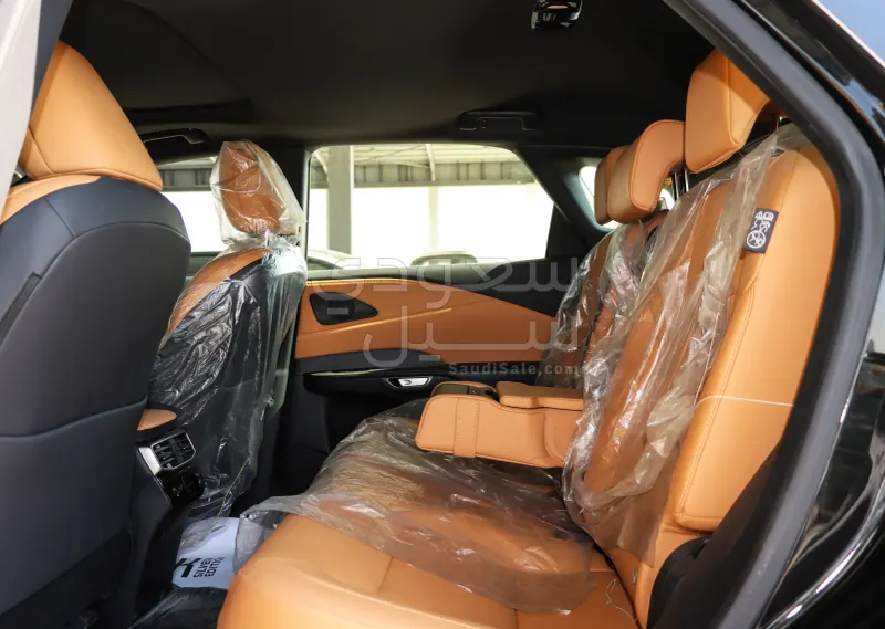 2024 لكزس أر إكس 350