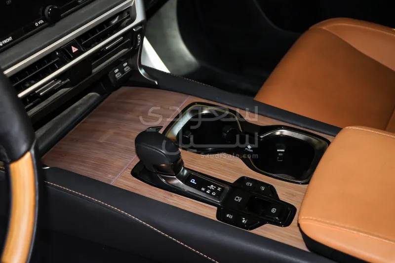 2024 لكزس أر إكس 350