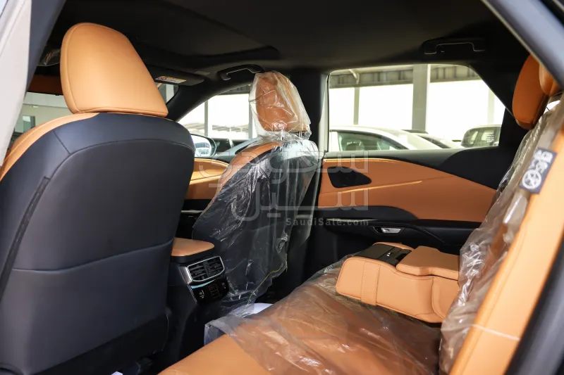 2024 لكزس أر إكس 350