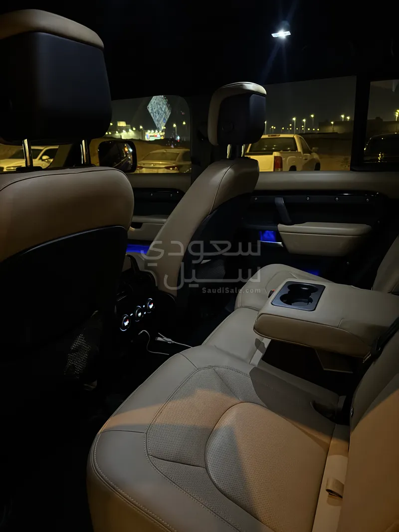 2025 لاند روفر ديفيندر 110