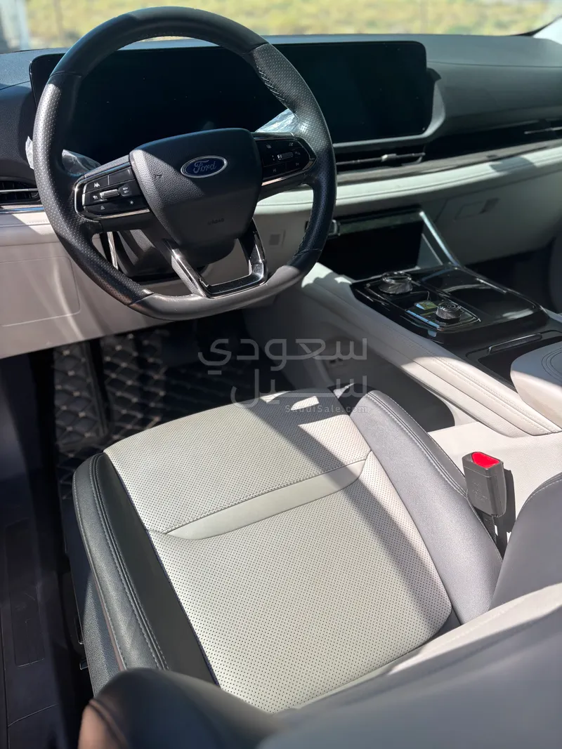 2023 فورد تيريتوري تيتانيوم بلس