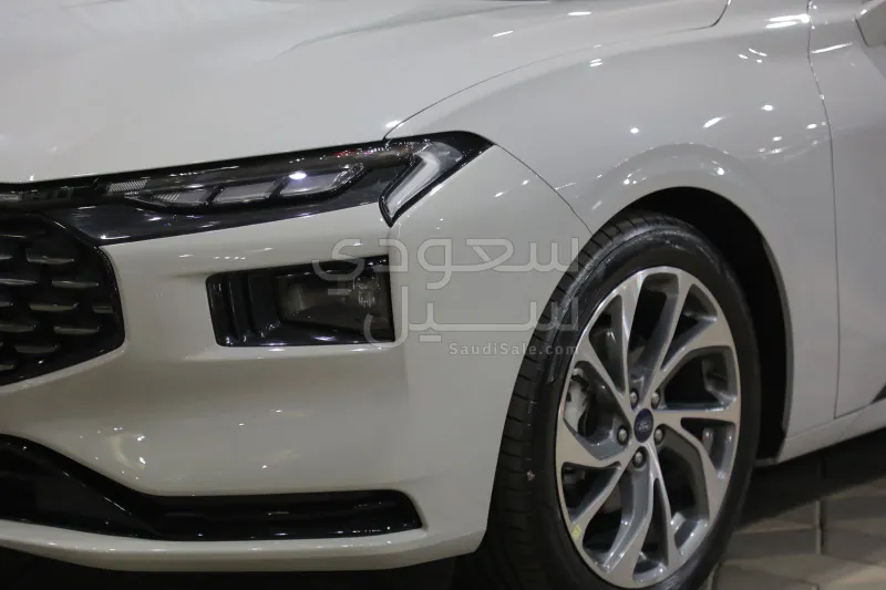 2025 فورد توروس تايتينيوم