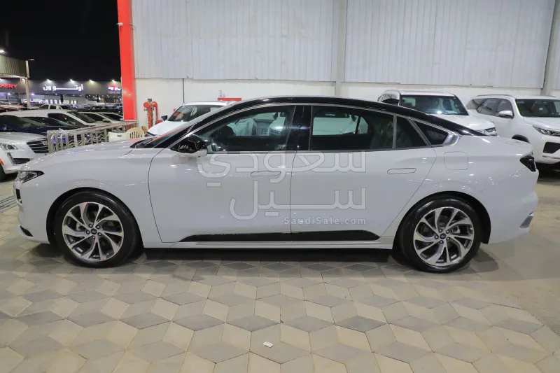 2025 فورد توروس تايتينيوم