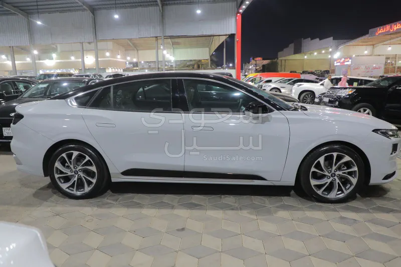 2025 فورد توروس تايتينيوم