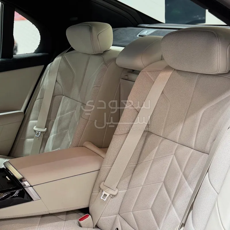 2026 بي ام دبليو الفئة السابعة 735أي