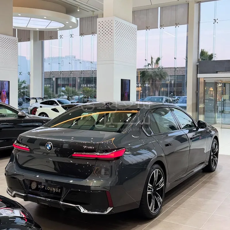 2026 بي ام دبليو الفئة السابعة 735أي