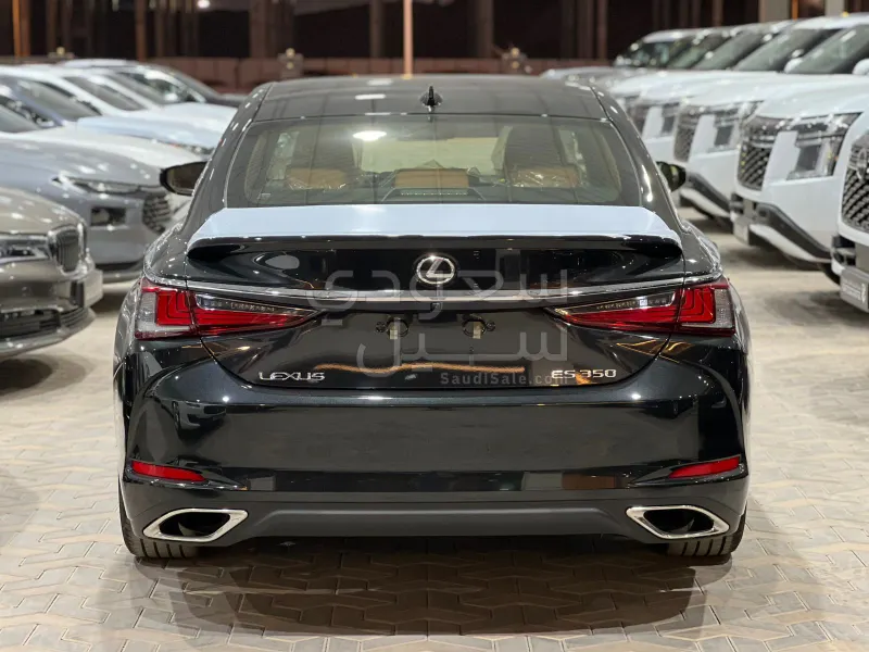 2025 لكزس إي إس 350