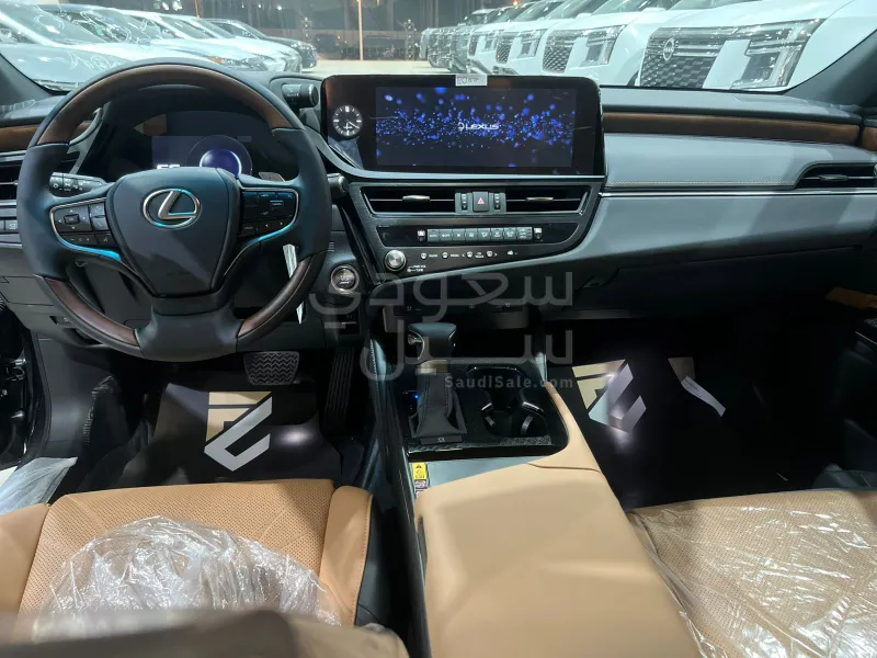 2025 لكزس إي إس 350