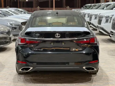 2025 لكزس إي إس 350