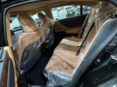 2025 لكزس إي إس 350