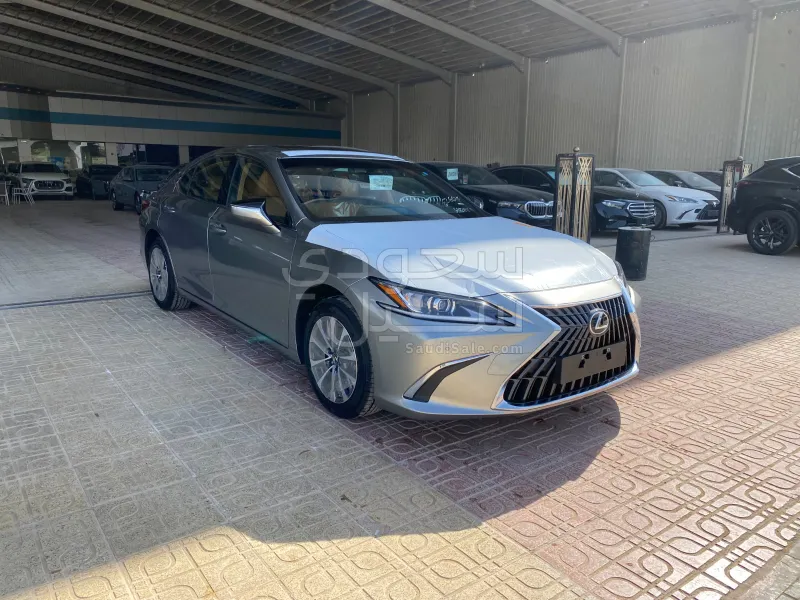 2025 Lexus ES 250