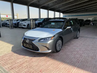 2025 Lexus ES 250
