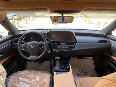 2025 Lexus ES 250
