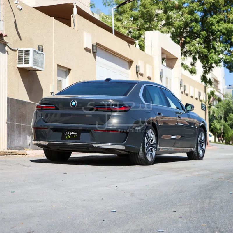 2024 بي ام دبليو الفئة السابعة 735أي