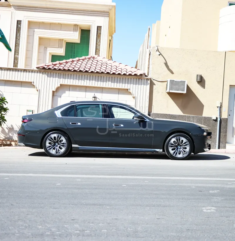 2024 بي ام دبليو الفئة السابعة 735أي