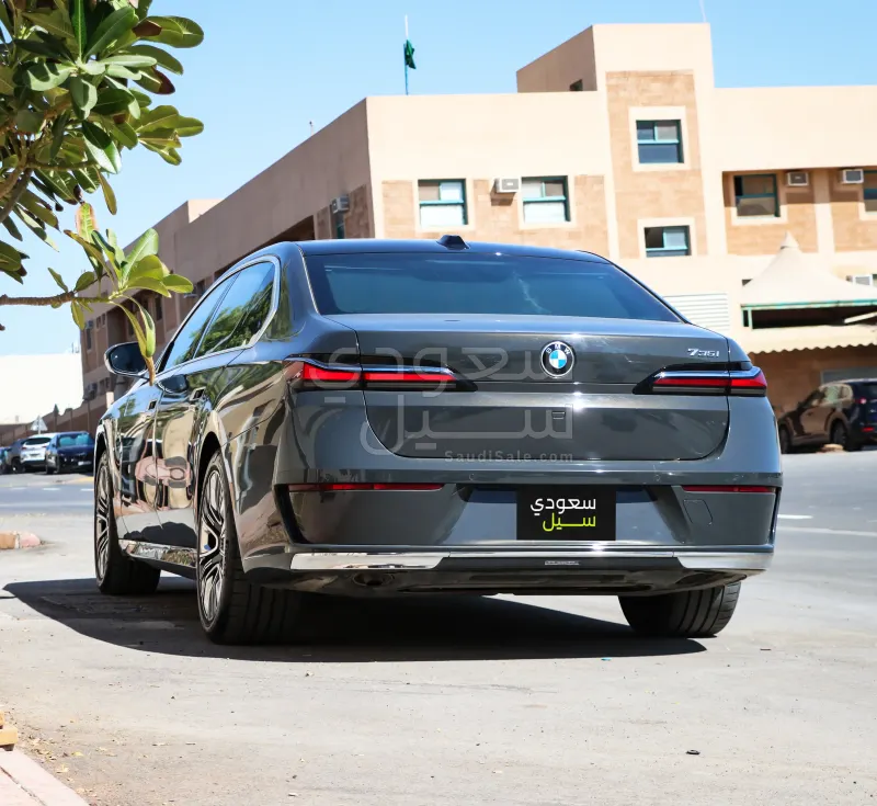 2024 بي ام دبليو الفئة السابعة 735أي