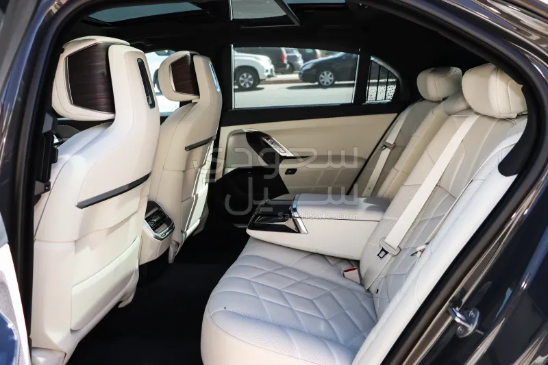 2024 بي ام دبليو الفئة السابعة 735أي