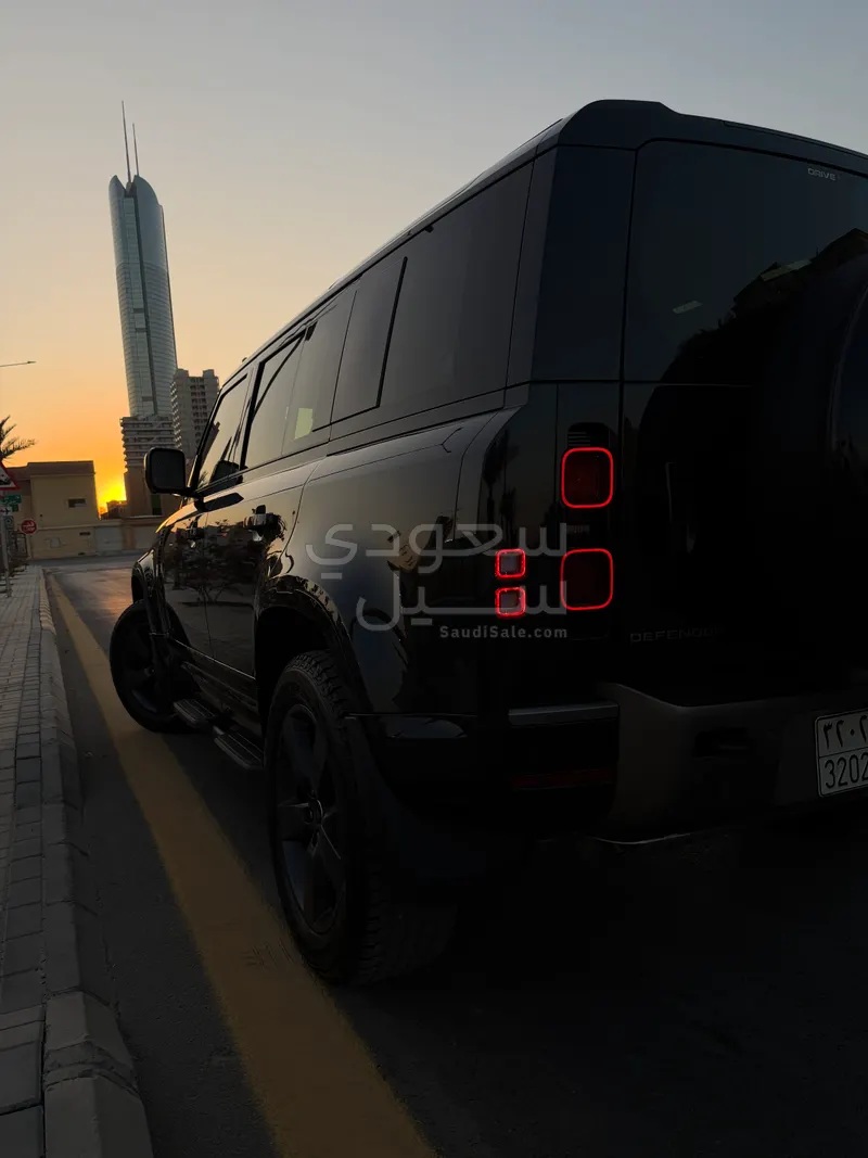 2025 لاند روفر ديفيندر 110