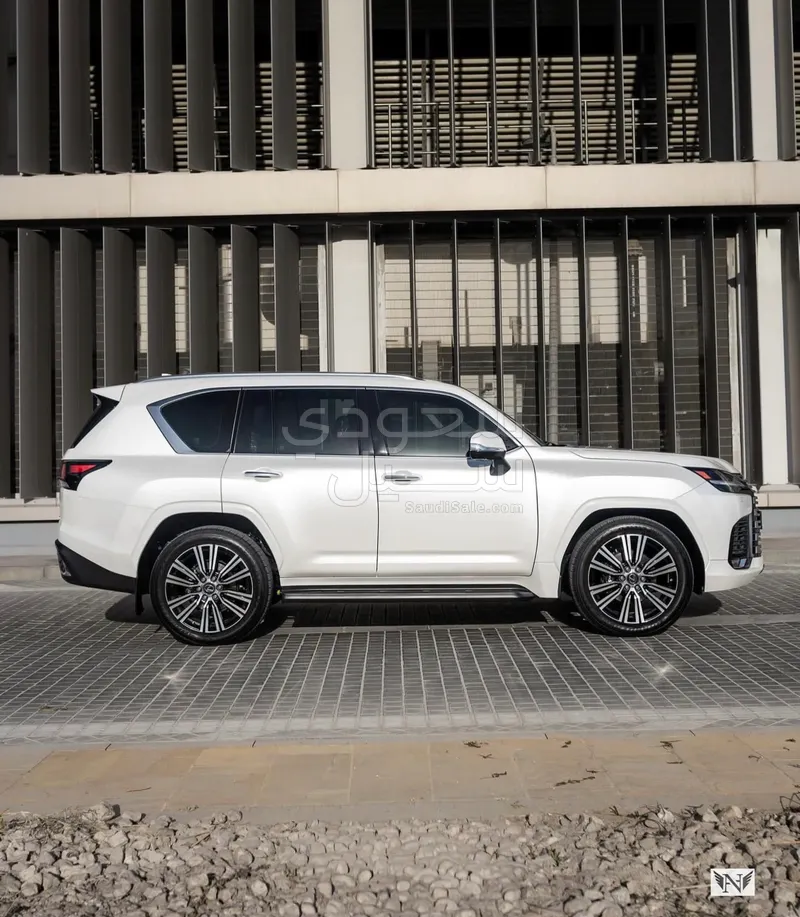 2023 لكزس إل إكس 600