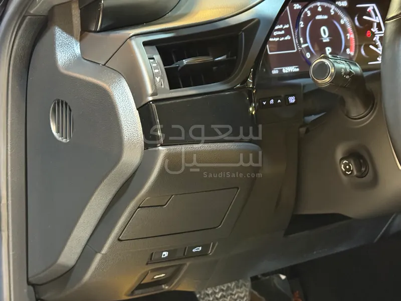 2023 لكزس إي إس 250