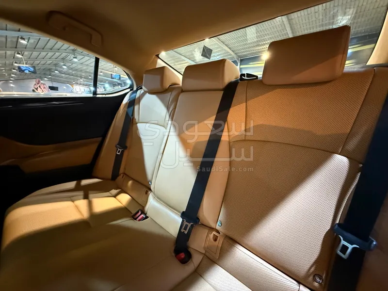 2023 لكزس إي إس 250