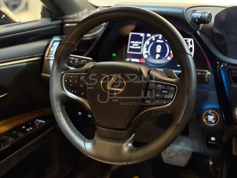 2023 لكزس إي إس 250