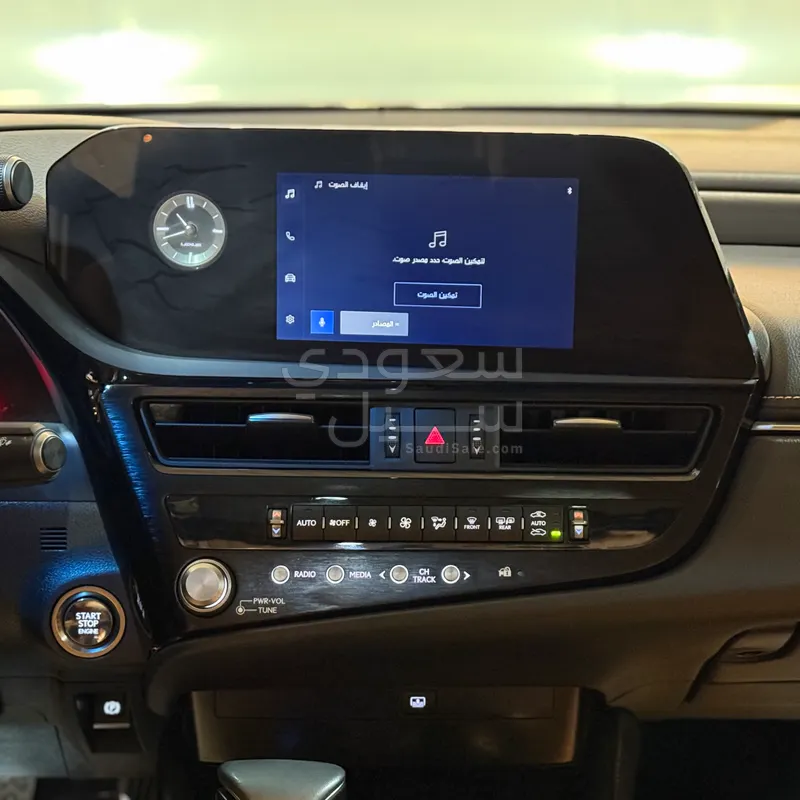 2023 لكزس إي إس 250