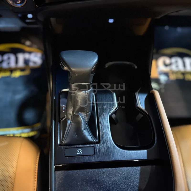 2023 لكزس إي إس 250