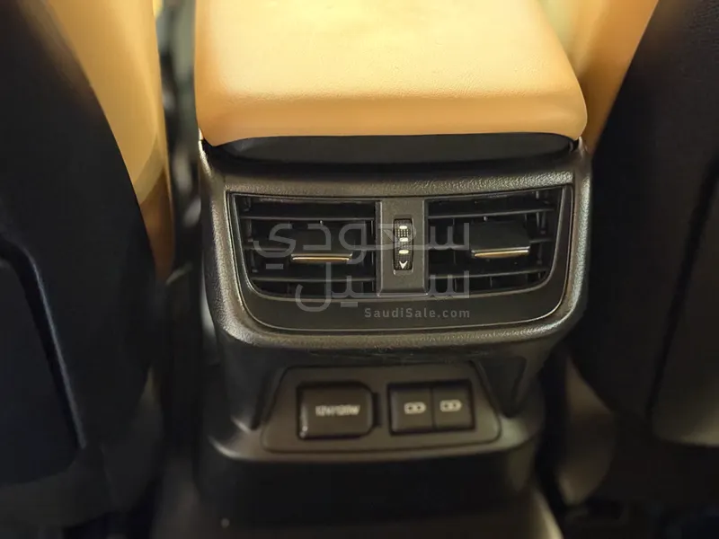 2023 لكزس إي إس 250