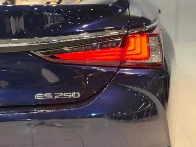 2023 لكزس إي إس 250
