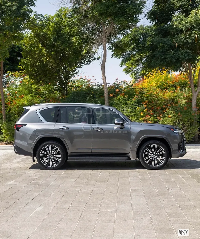 2023 لكزس إل إكس 600