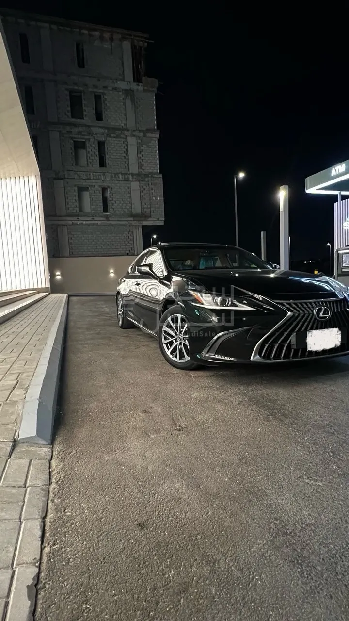 2022 لكزس آي إس 300