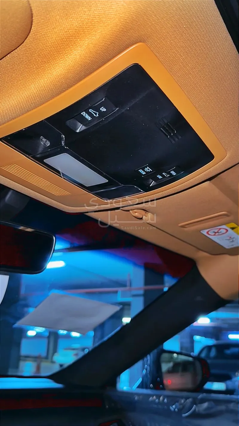 2022 لكزس آي إس 300