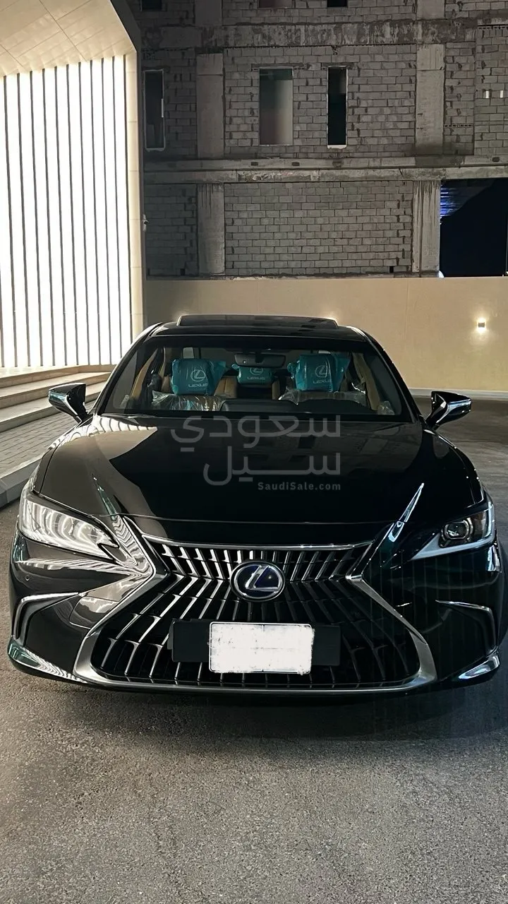 2022 لكزس آي إس 300