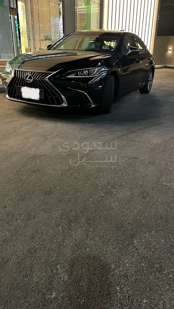 2022 لكزس آي إس 300