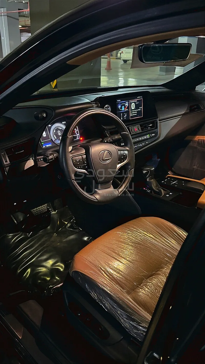2022 لكزس آي إس 300