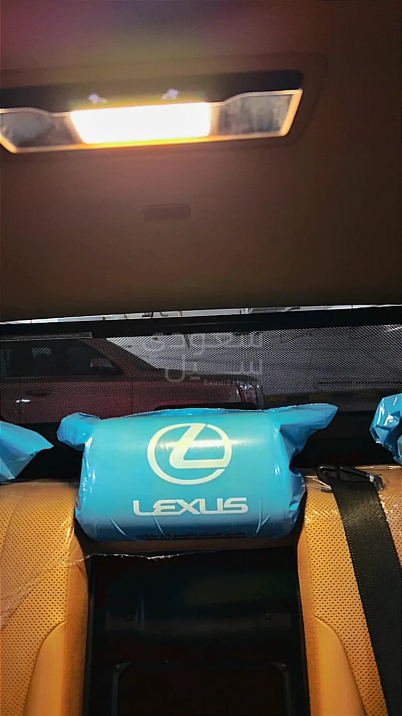 2022 لكزس آي إس 300