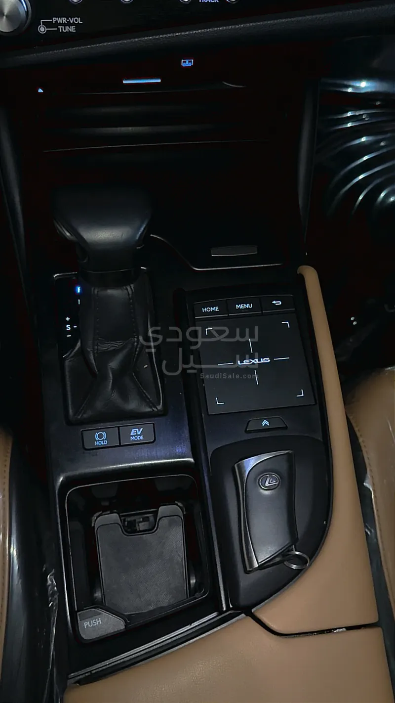 2022 لكزس آي إس 300