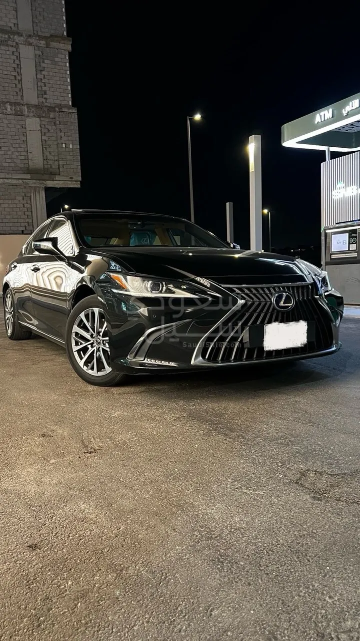 2022 لكزس آي إس 300