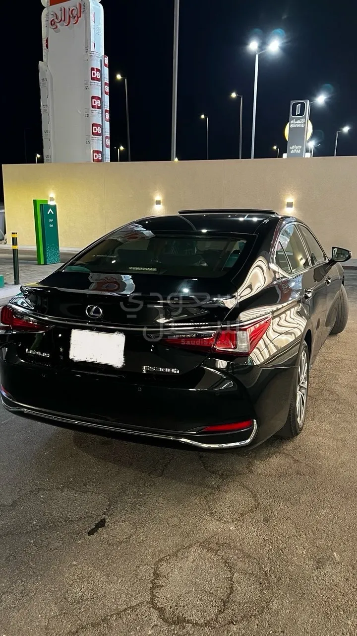 2022 لكزس آي إس 300