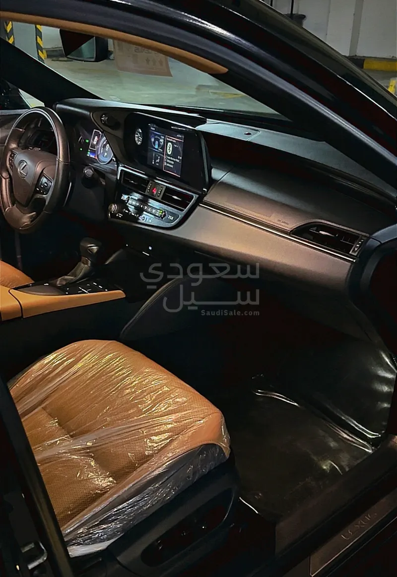 2022 لكزس آي إس 300