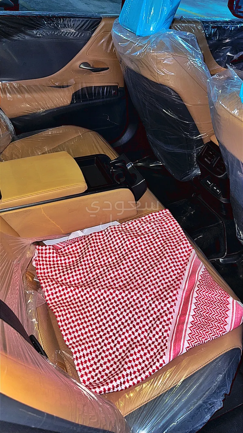 2022 لكزس آي إس 300