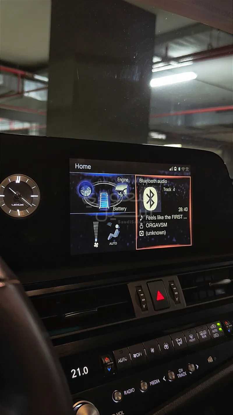 2022 لكزس آي إس 300