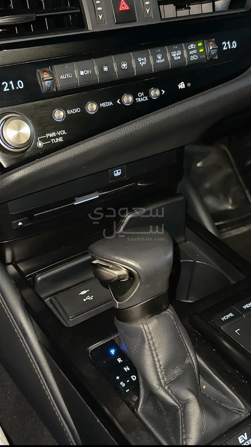 2022 لكزس آي إس 300