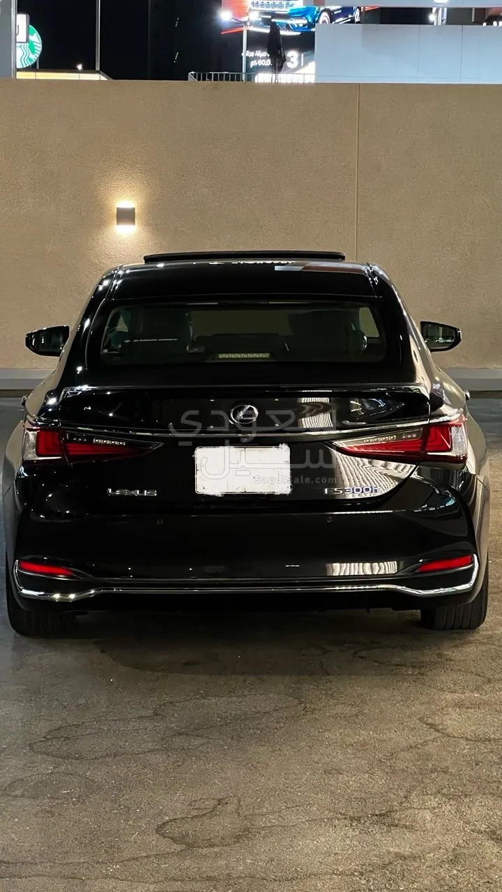 2022 لكزس آي إس 300