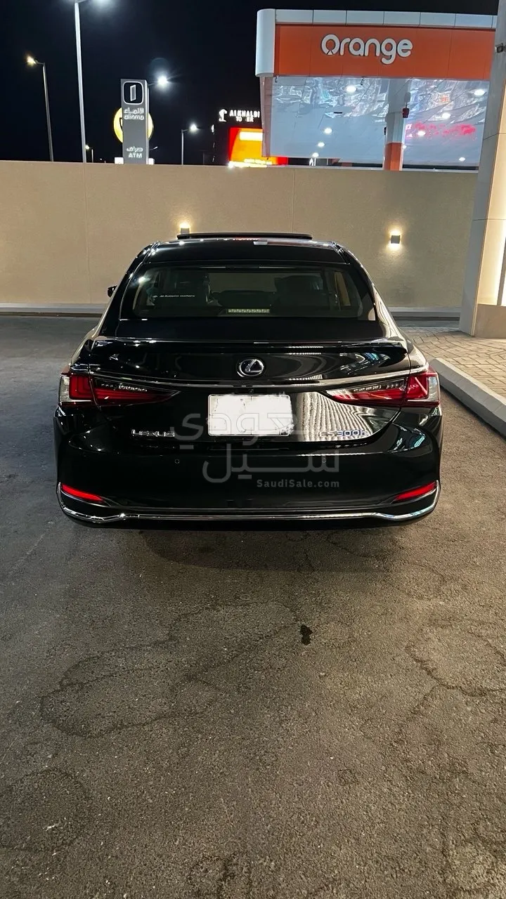 2022 لكزس آي إس 300