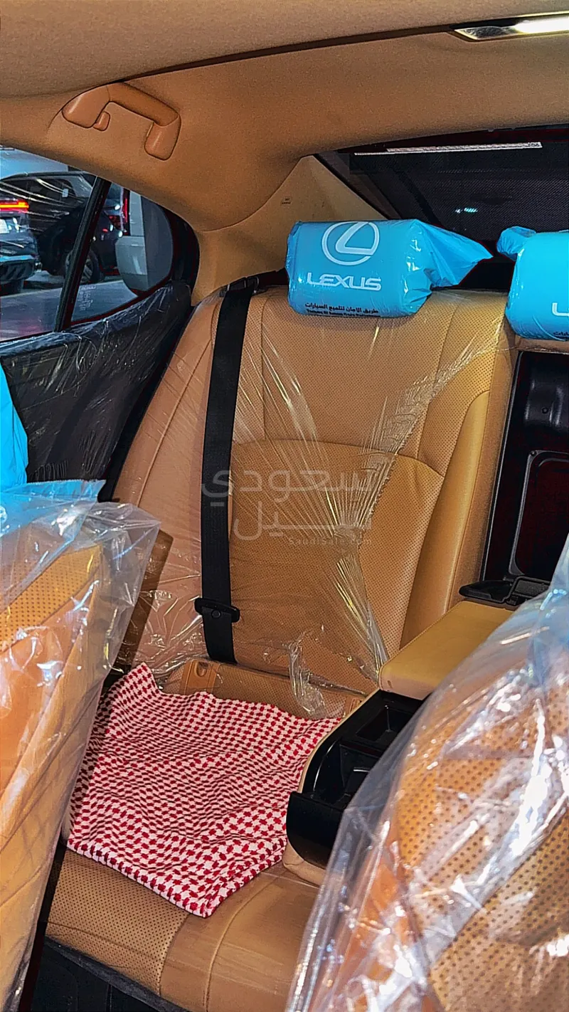 2022 لكزس آي إس 300