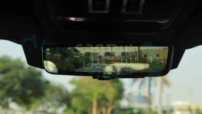 2025 لاند روفر ديفيندر اكس داينمك